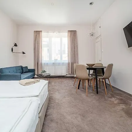 Modern With Balcony + Tv アパート プラハ
