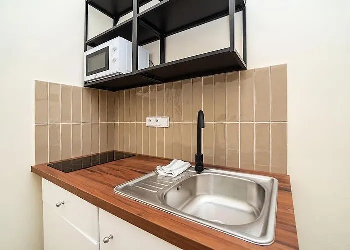شقة Modern With Balcony + Tv