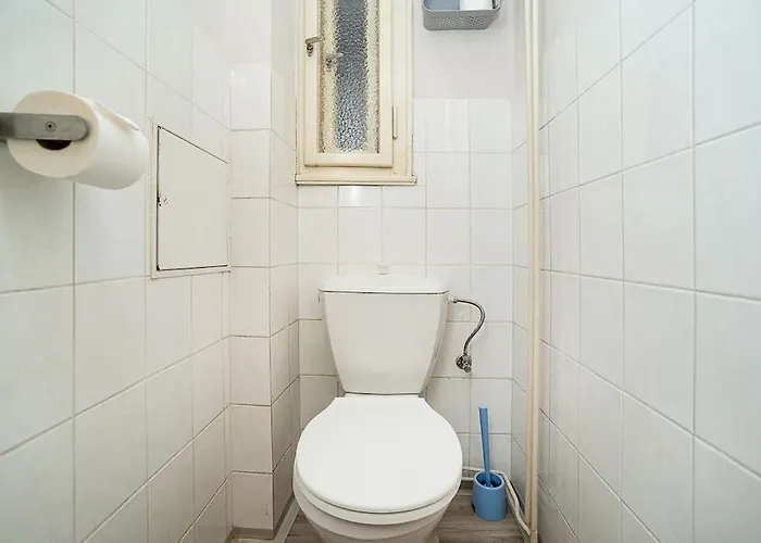 Modern With Balcony + Tv شقة *